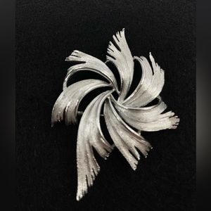 🎀Vintage Signed Lisner Silver Brushed Pinwheel Brooch